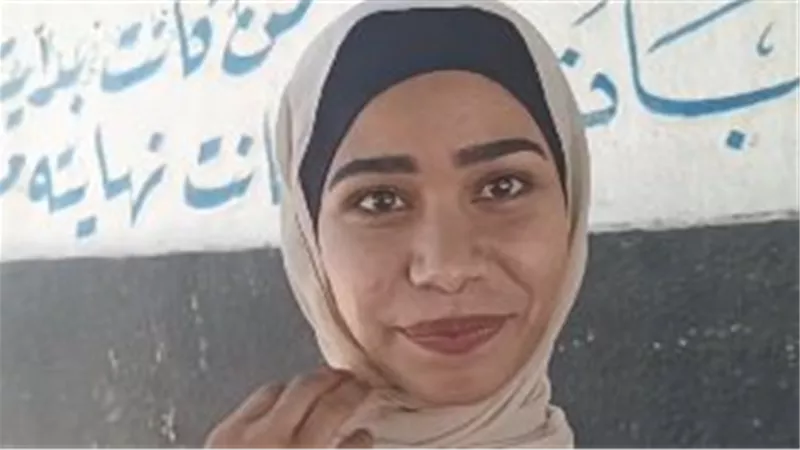 بتقول شعر عشان تطمن زمايلها.. طالبة بالفيوم تلفت الأنظار أمام لجنة الثانوية 