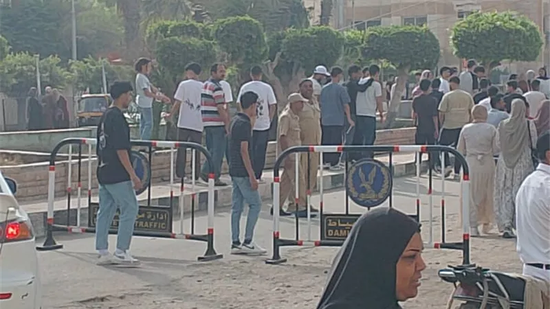 طلاب الثانوية العامة يتوافدون على لجان الفيزياء والتاريخ بدمياط وسط ترقب ومراج