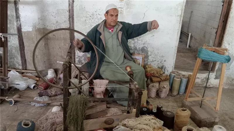 «طحلة» قرية السجاد اليدوي التي غزلت مجدها بعرق الأيادي وأنين 