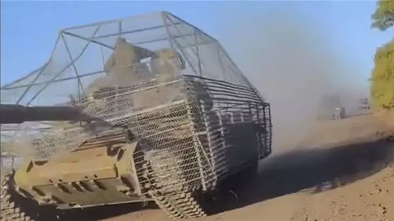 حقيقة صورة الدبابة المغلفة المتداولة تثير سخرية مستخدمي مواقع التواصل