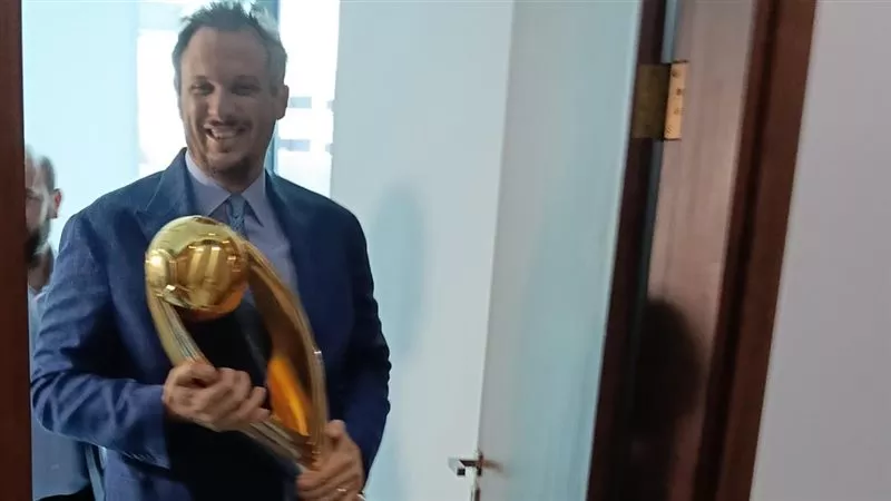 «خد الكاس معاه» .. ممدوح عيد فى الإمارات للاحتفال بإنجاز بيراميدز