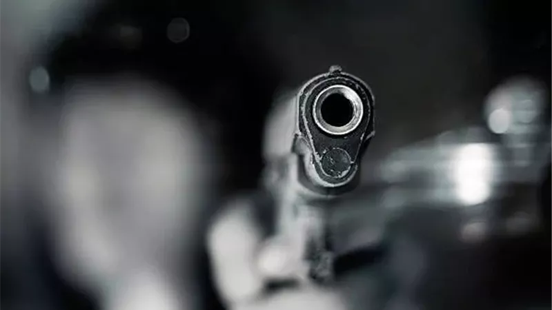 رصاصة الإهمال.. أب ينهي حياة صغيره ويصيب الآخر أثناء تنظيف السلاح بالأقصر