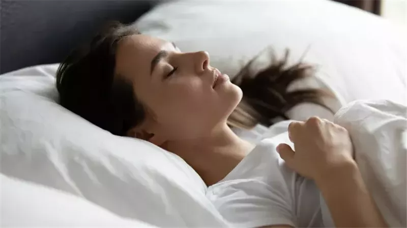 5 أسباب تجعل النوم على الظهر أفضل لبشرتك.. تعرف عليها