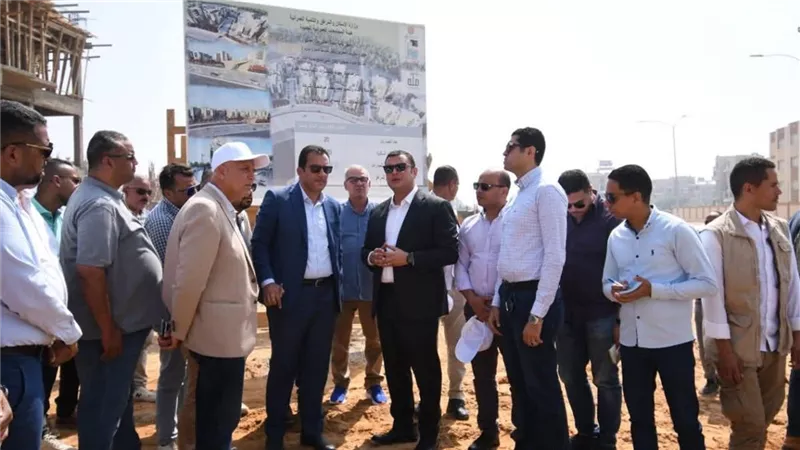 وزير الإسكان يبدأ جولة تفقدية بالعاشر من رمضان ويتفقد الطرق والمحاور 
