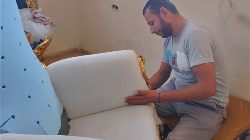 رحلة داخل ورشة تنجيد كراسي تكشف أسرار المهنة الدمياطية