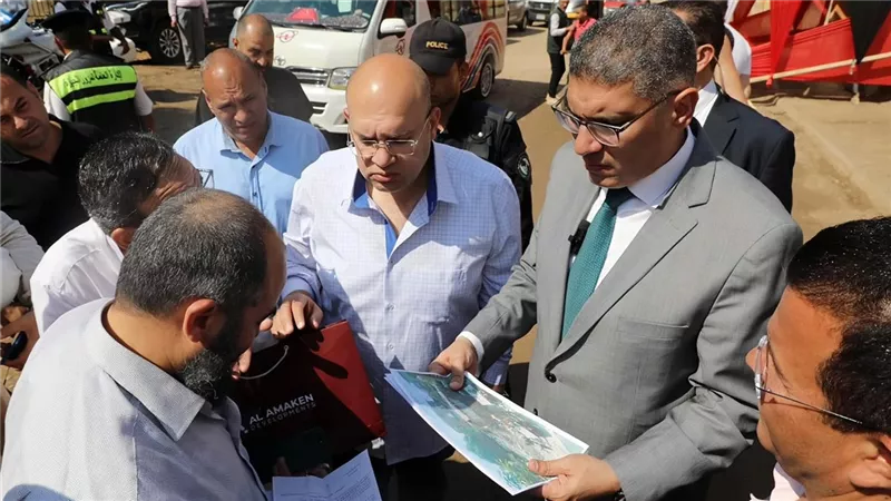 إزالة تعديات على كوبري بهجات بالمنوات تمهيدًا لإقامة موقف سرفيس نموذجي