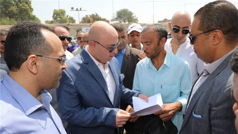 محافظ بني سويف يستمع لمطالب عدد من المواطنين ويشيد بدور الشباب 