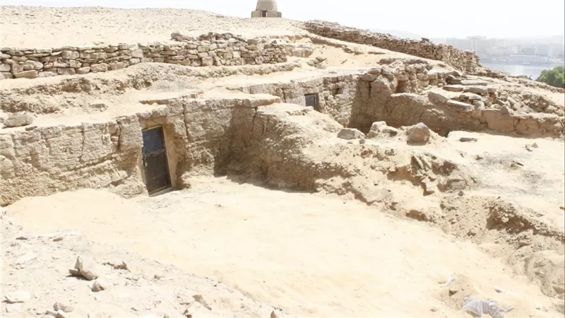 الكشف عن ثلاثة مقابر جديدة بجبانة قبة الهوا بأسوان من الدولة القديمة