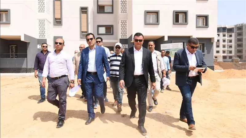 وزير الإسكان يتفقد مشروع الإسكان الأخضر وتطوير شبكة الصرف الصناعي بالعاشر