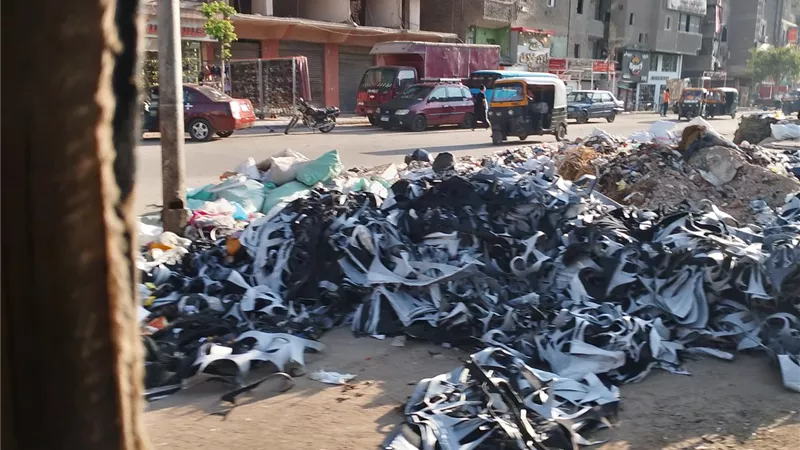 شبرا الخيمة تغرق في الفوضى.. القمامة تملأ الشوارع والإهمال ينهش جسد المدينة