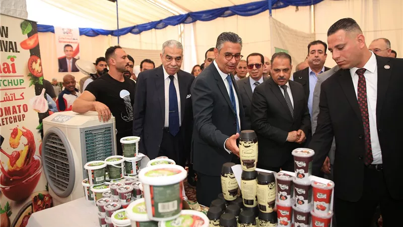 وزير التموين ومحافظ الشرقية يفتتحان سوق اليوم الواحد بالعاشر من رمضان