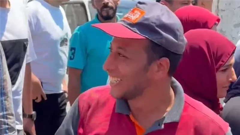 في مشهد إنساني ببنها.. محل كشري يوزع المياه ووجبات مجانية على طلاب الثانوية 