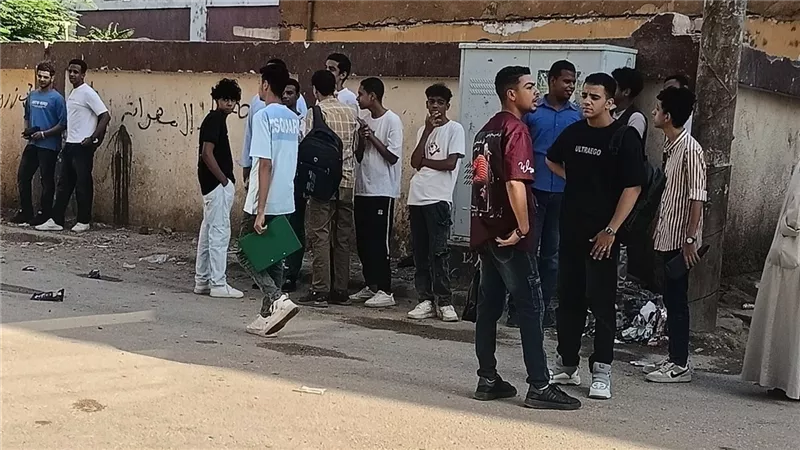 جاوبنا على الأسئلة.. سعادة طلاب الثانوية العامة بأسوان بعد امتحان الإنجليزي
