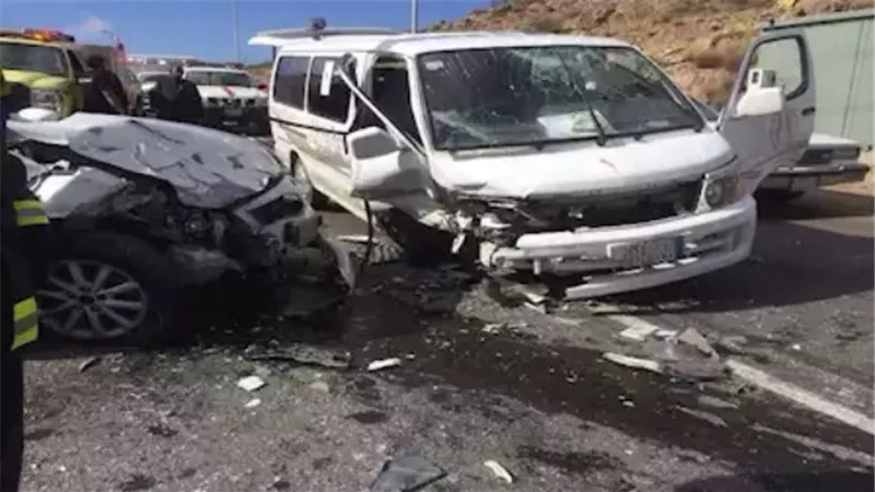 مصرع عامل وإصابة ١٤ اخرين فى حادث تصادم بزايد ثانى