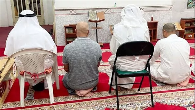 كيف نساوي الصف بين المصلي قائمًا والجالس على الكرسي؟.. الإفتاء توضح