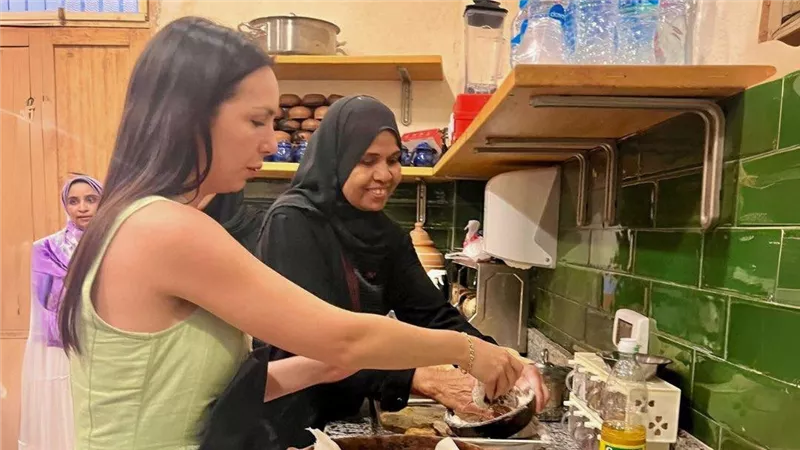 أول ورشة طهي سياحية بنكهة صعيدية في “أوكرا كيتشن” بإسنا