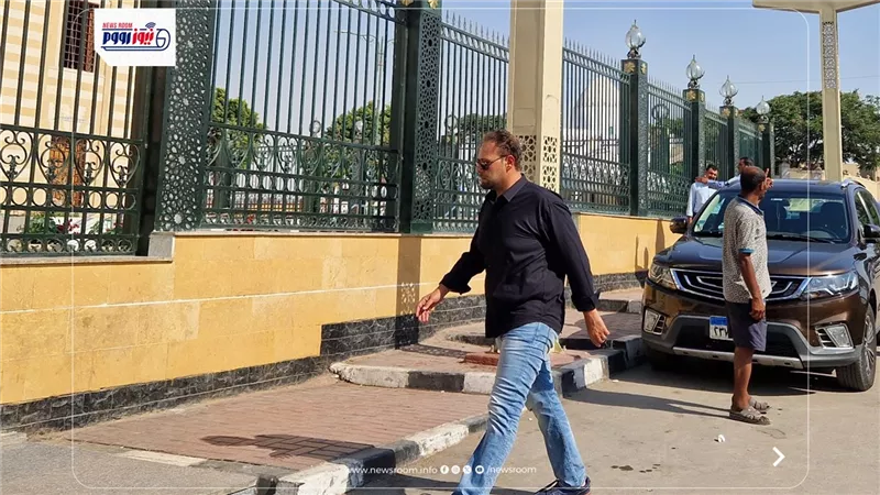 محمد علي رزق أول الواصلين إلى جنازة والدة هشام إسماعيل بمسجد السيدة نفيسة