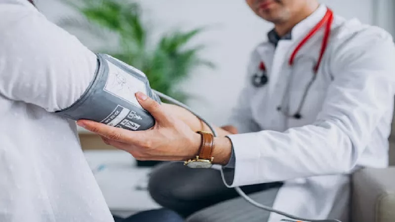 في ظل موجات الحر.. نصائح ذهبية لتجنب مضاعفات خطيرة على مرضى الضغط والقلب|فيديو