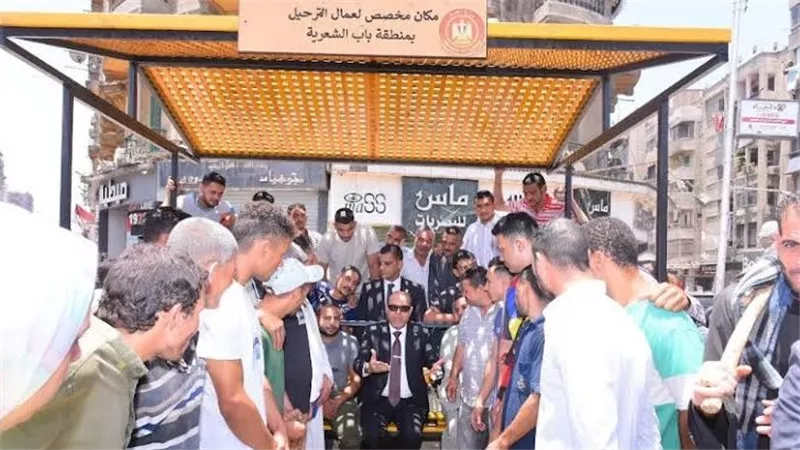 أماكن انتظار عمال الترحيل.. خطوة حضارية تنظم الفوضى وتحفظ كرامة العامل