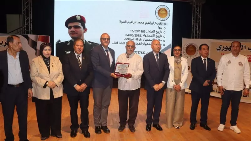 محافظا القليوبية والقاهرة يُشاركان في احتفالية تكريم أسر الشهداء  