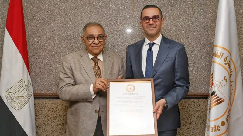 وزير الاستثمار يتسلم تجديد شهادة المواصفة القياسية الدولية لنظام إدارةالمؤسسات