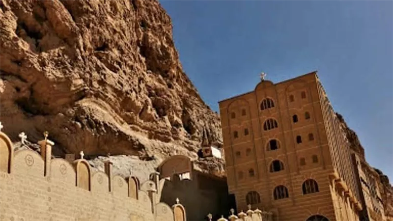 دير مارمينا المعلق: جوهرة أسيوط التاريخية في حضن الجبل
