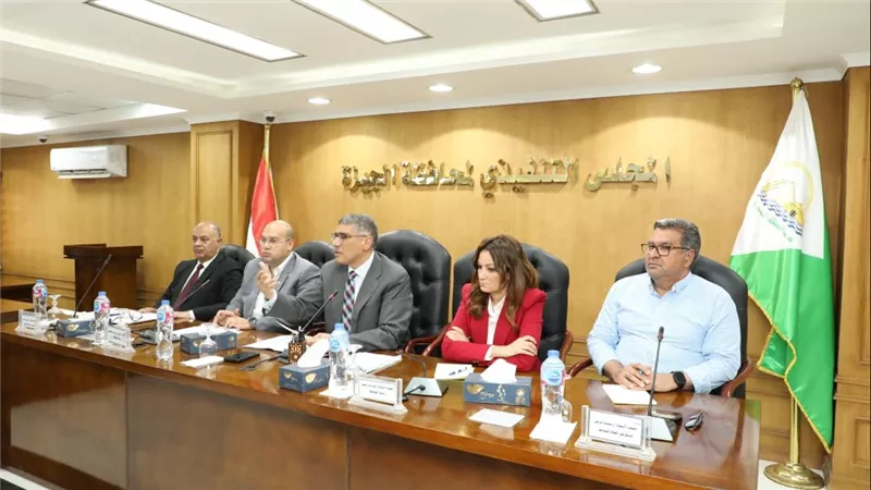 محافظ الجيزة يناقش ملفات التصالح والتقنين والخطة الاستثمارية وتراخيص المحال