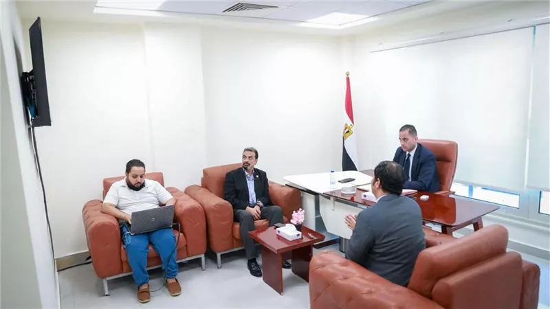 نائب وزير الصحة يترأس اجتماعاً بمستشفى العلمين لبحث جاهزيتها 