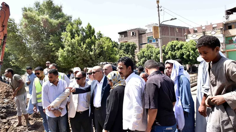 محافظ الأقصر يتفقد الطريق الزراعي الغربي إسنا- السباعية ويكلف بسرعة إنهائه