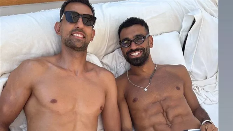 تقترب من ١٧ ألف جنيه..محمد صلاح يرتدي سلسلة بتوقيع عزة فهمي