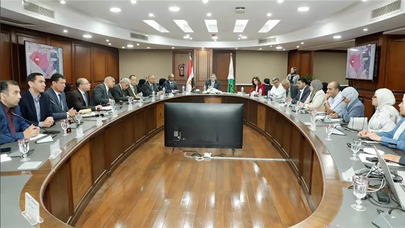  الجيزة يبحث مع نائب وزير الإسكان حلول مشكلات مياه الشرب والصرف الصناعي 