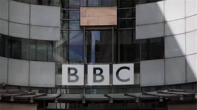 بعد بث مباشر لهتافات ضد جيش الاحتلال الإسرائيلي: مطالب بإقالة رئيس BBC  
