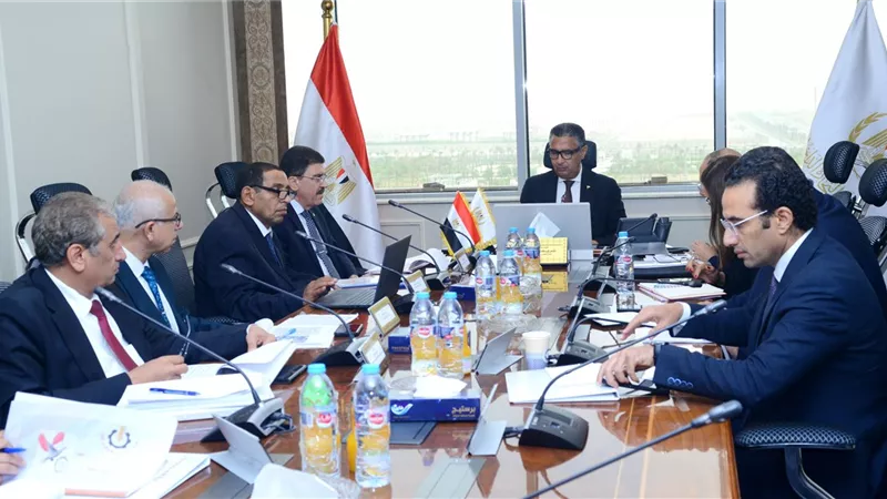 وزير التموين يجتمع مع رئيس الشركة المصرية لتجارة الجملة لمتابعة توافر السلع 