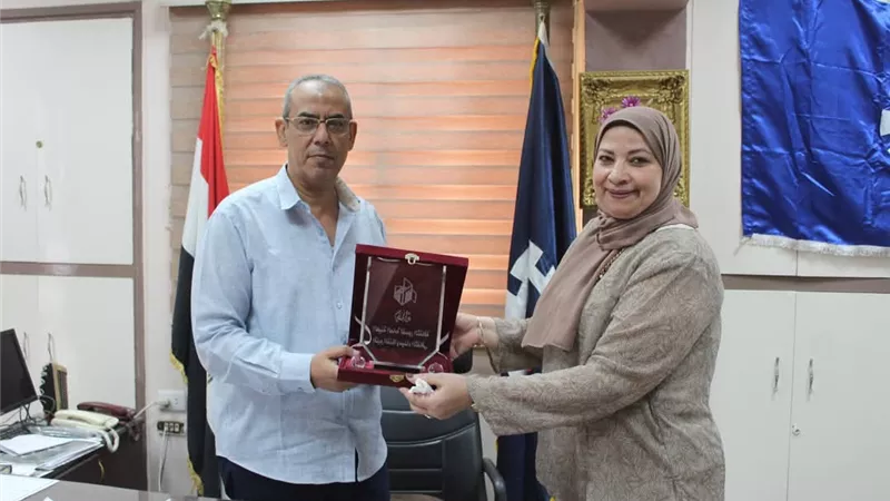 ثقافة السويس تكرم وكيل التعليم للتعاون المثمر في الأنشطة الثقافية والفنية 