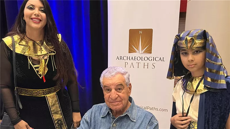 رغم حلقة جو روغان.. أمريكان يرتدون «الزي المصري» بمحاضرة زاهي حواس بأمريكا 