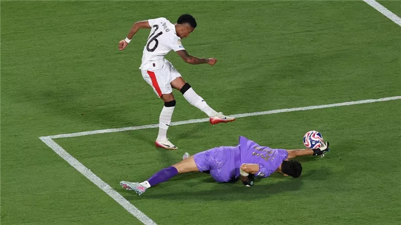 أمير عبدالحليم يشيد بقيمة ياسين بونو في تأهل الهلال بكأس العالم للأندية