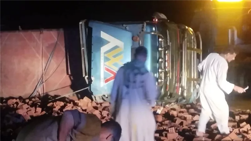 مصرع شخصين وإصابة آخر إثر انقلاب شاحنة طوب بصحراوي المنيا