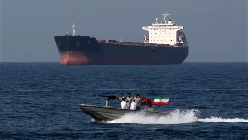 ممثل خامئني قد يفرض قيود على السفن المعادية بمضيق هرمز .. ما السبب؟