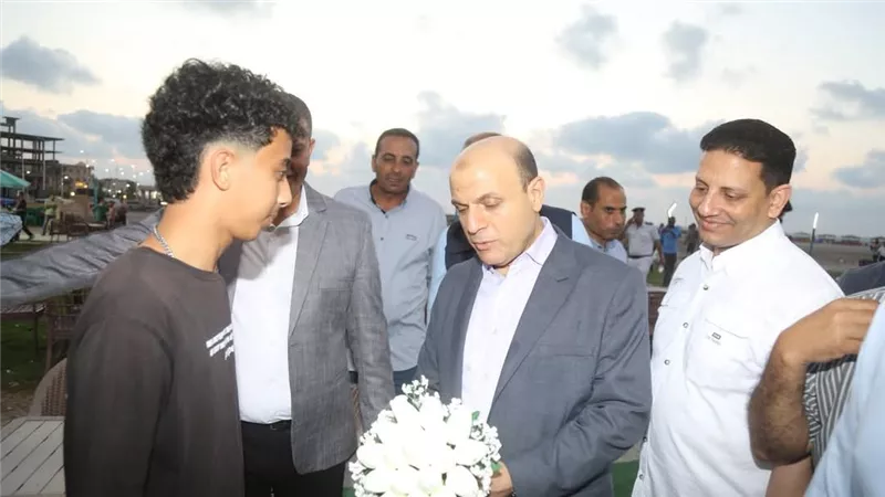 استقبلوه بالورود.. استقبال حافل لمحافظ كفرالشيخ من المصطافين بمدينة بلطين