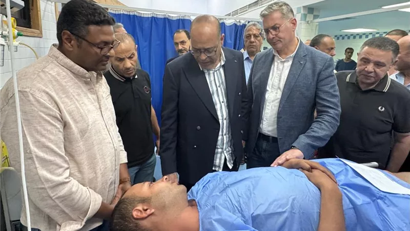 بدوي وجبران يطمئنان علي الناجين من حادث بارج خليج السويس