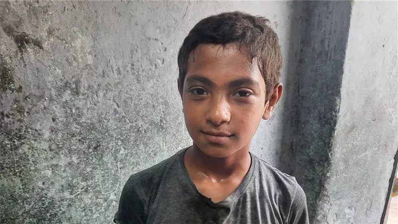 بيدين صغيرتين وقلب كبير.. قصة مصطفى وكفاحه من أجل أسرته بالمنيا |صور