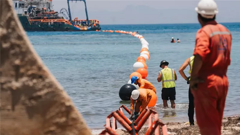 سكرتير عام البحر الأحمر ورئيس مدينة رأس غارب يشهدان إنزال الكابل البحرى