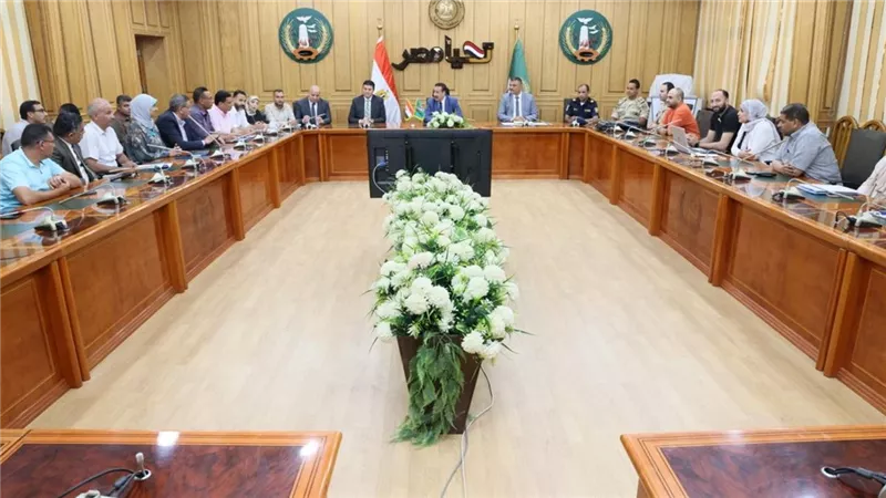 محافظ المنوفية يناقش موقف تسليم مشروعات حياة كريمة بعدد من القطاعات