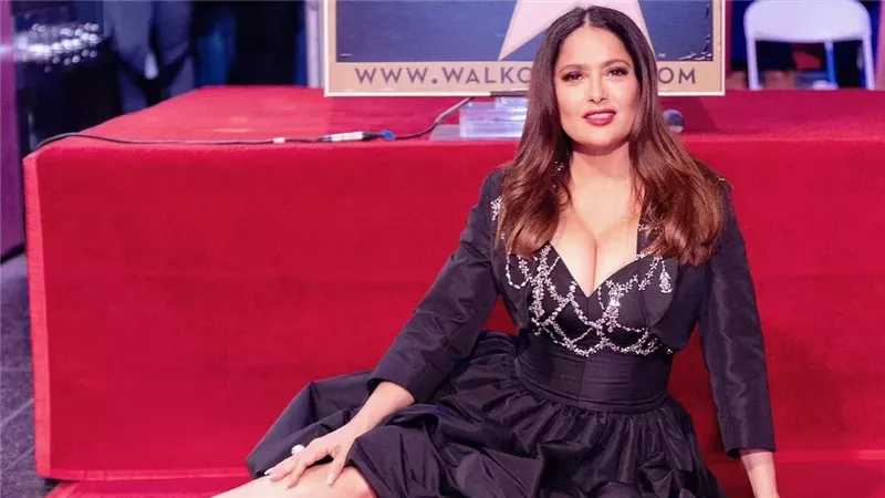 لماذا غابت سلمى حايك عن حفل زفاف جيف بيزوس ولورين سانشيز ؟.. لم تحضر مع زوجها