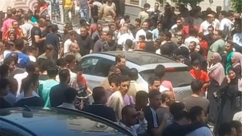 وسط بكاء أصدقاءه.. تشييع جنازة أحمد عامر في مسقط رأسه بالغربية (فيديو)