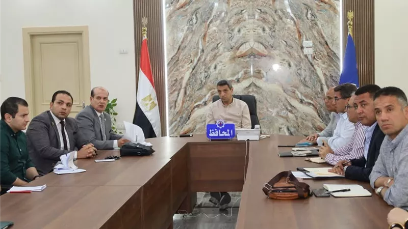 محافظ السويس يشدد على تطبيق قانون المحال العامة بحزم وحماية حقوق الدولة