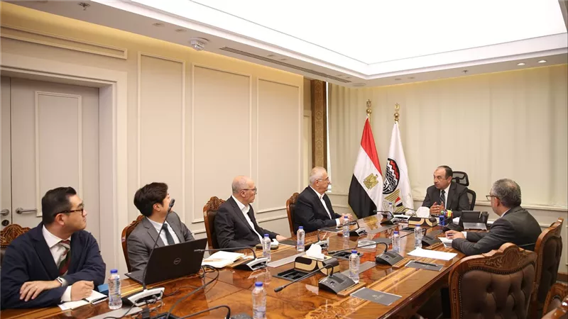 وزير قطاع الأعمال العام يلتقي وفدًا من شركة 