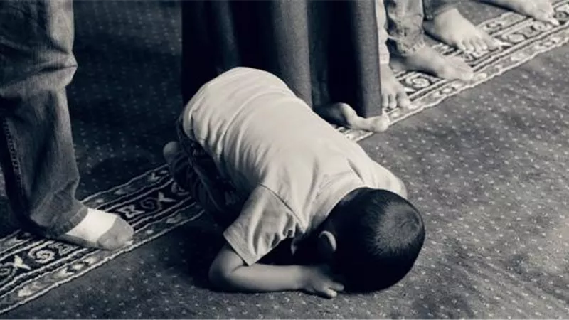 صلاة الصبيان في الصف الأول.. أحكامه وهل تصح الإمامة لصاحب الـ 9 سنوات؟