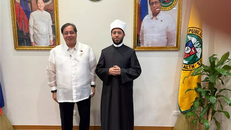 وزير الأوقاف يلتقي وزير الصحة الفلبيني لبحث التعاون في مجال التمريض