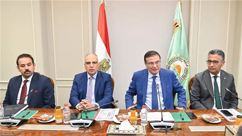 الحكومة تبحث التحديات التي تواجه زراعة قصب وبنجر السكر 